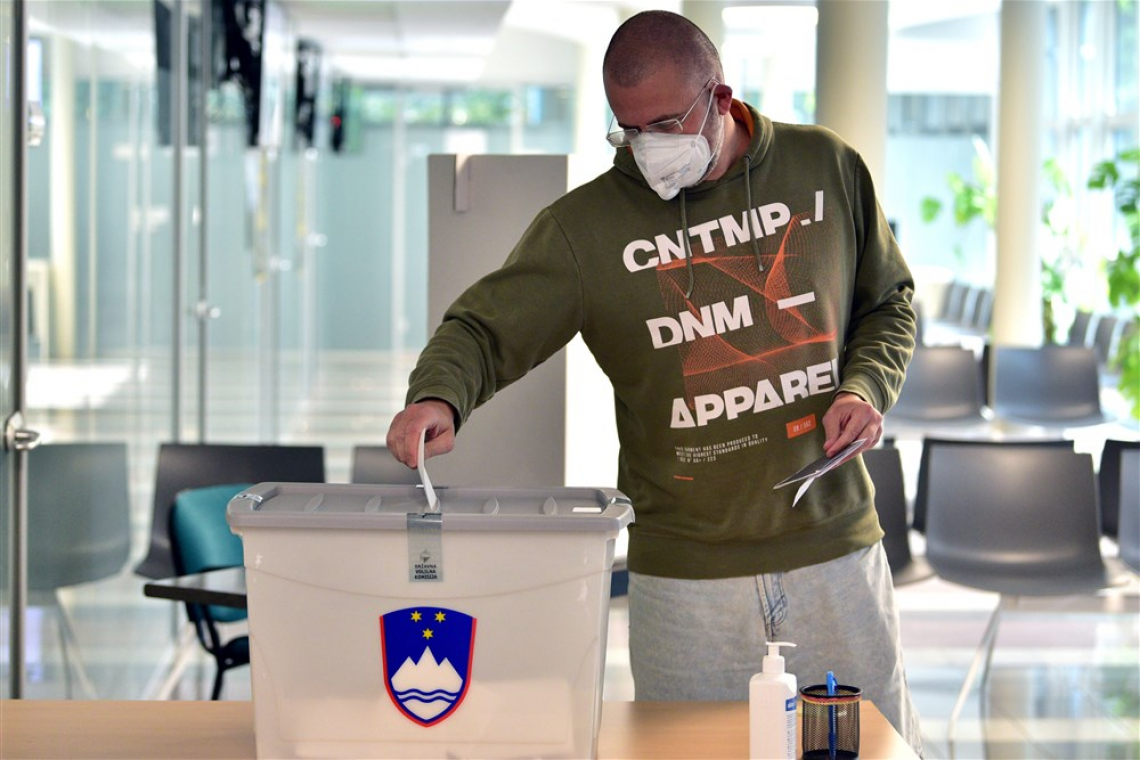 V treh dneh predčasnega glasovanja za predsednika republike glasovalo 4,8 odstotka volilnih upravičencev