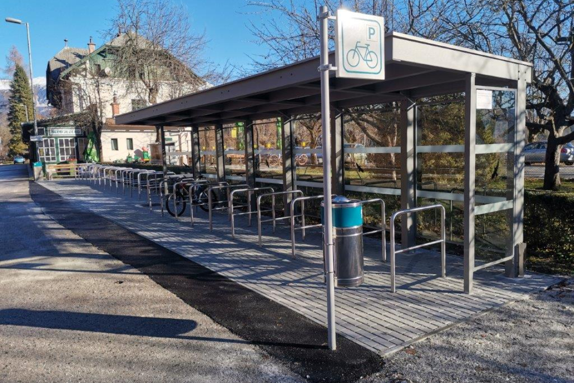 V lanskem letu urejenih 1800 novih parkirnih mest za kolesa na železniških postajah in postajališčih